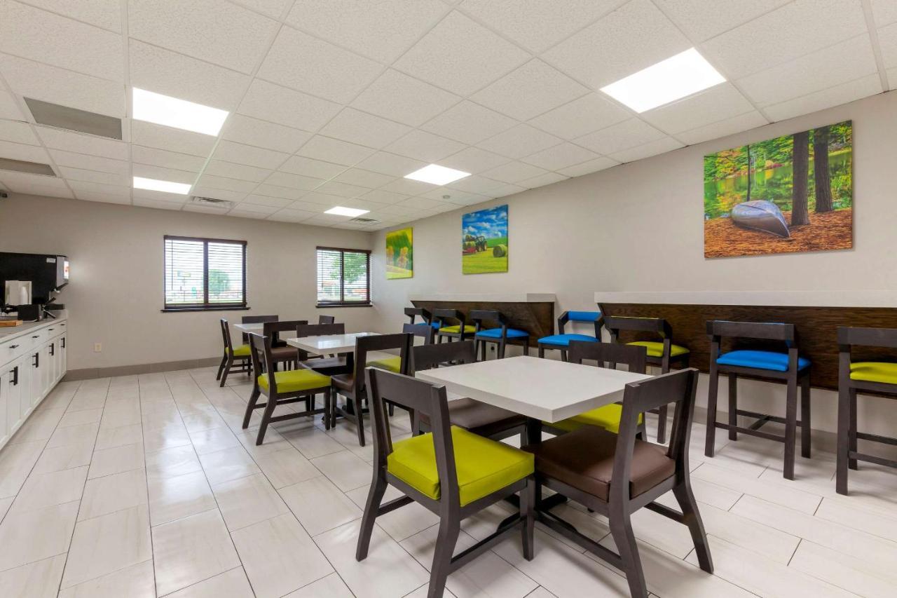 Clarion Pointe Tomah Exterior foto