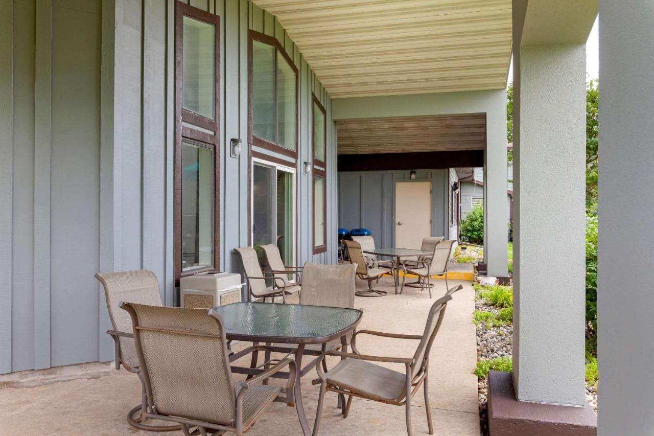 Clarion Pointe Tomah Exterior foto
