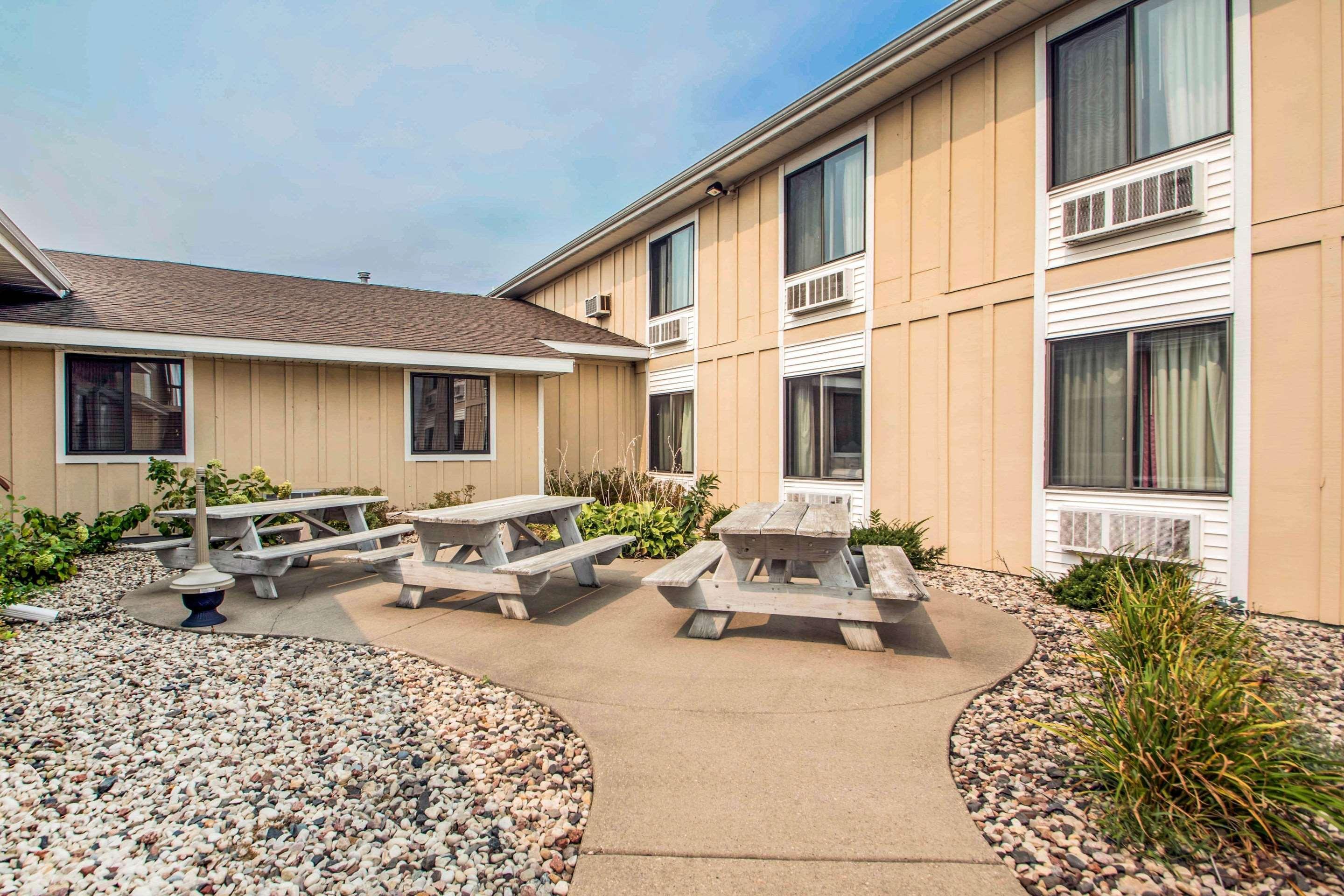 Clarion Pointe Tomah Exterior foto