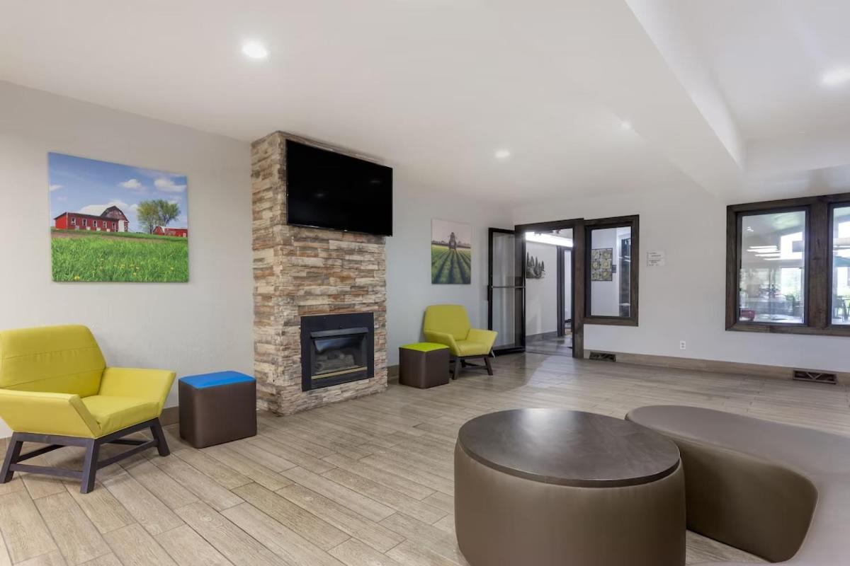 Clarion Pointe Tomah Exterior foto